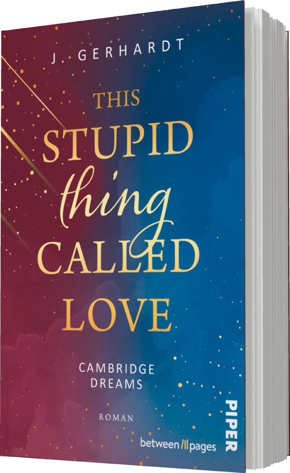 Das Buchcover zeigt einen sanften Farbverlauf von Blau über Violett zu Pink, der eine verträumte Atmosphäre schafft. In der oberen Hälfte steht der Titel „THIS STUPID thing CALLED LOVE“ in elegantem, goldfarbenem Schriftzug. Darunter befindet sich der Zus