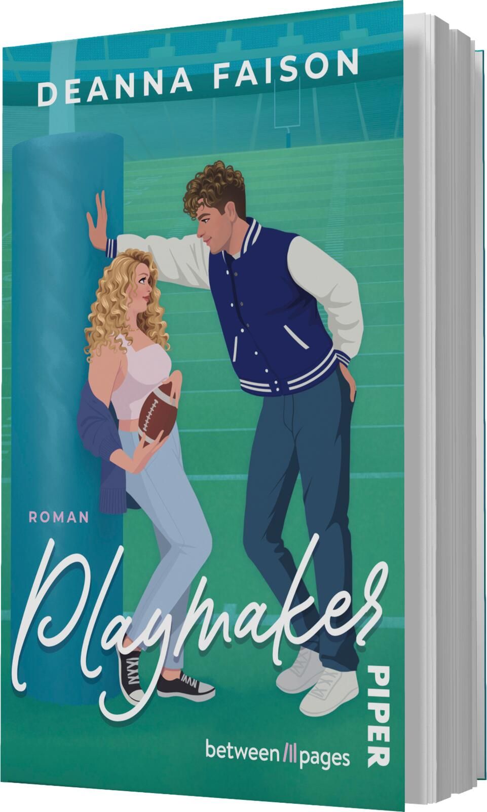 Das Buchcover zeigt eine romantische Szene auf einem Footballfeld. Im Vordergrund stehen zwei junge Erwachsene: eine blonde Frau in einem hellen Oberteil und einer blauen Jacke, die einen Football hält, und ein Mann mit lockigem braunem Haar in einem blau