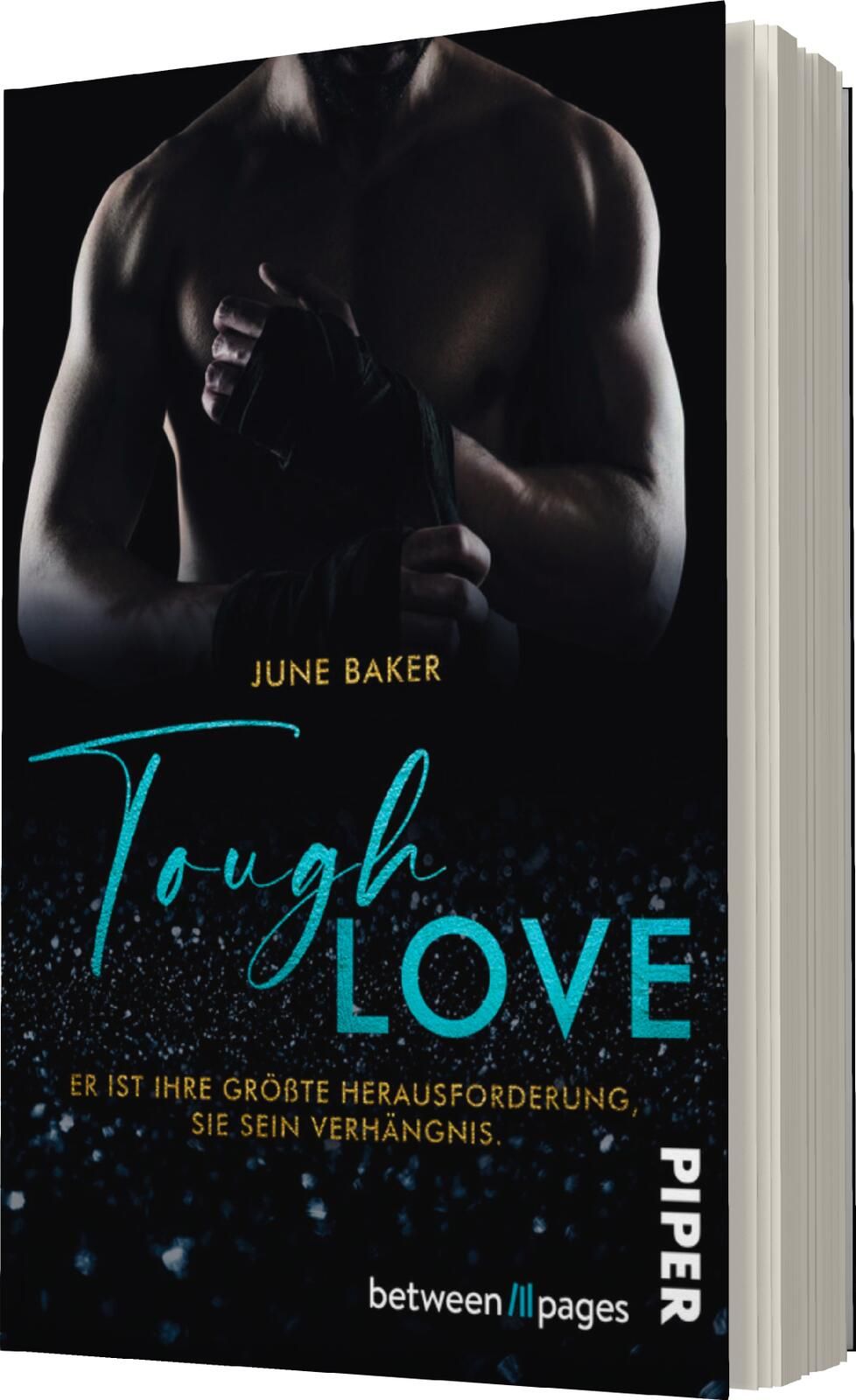Das Buchcover zeigt einen muskulösen Mann im Vordergrund, dessen Oberkörper teilweise sichtbar ist und der mit einer schwarzen Bandage die Hand einhält. Der Hintergrund ist dunkel und schafft eine intensive Atmosphäre, während glitzernde Elemente in einem