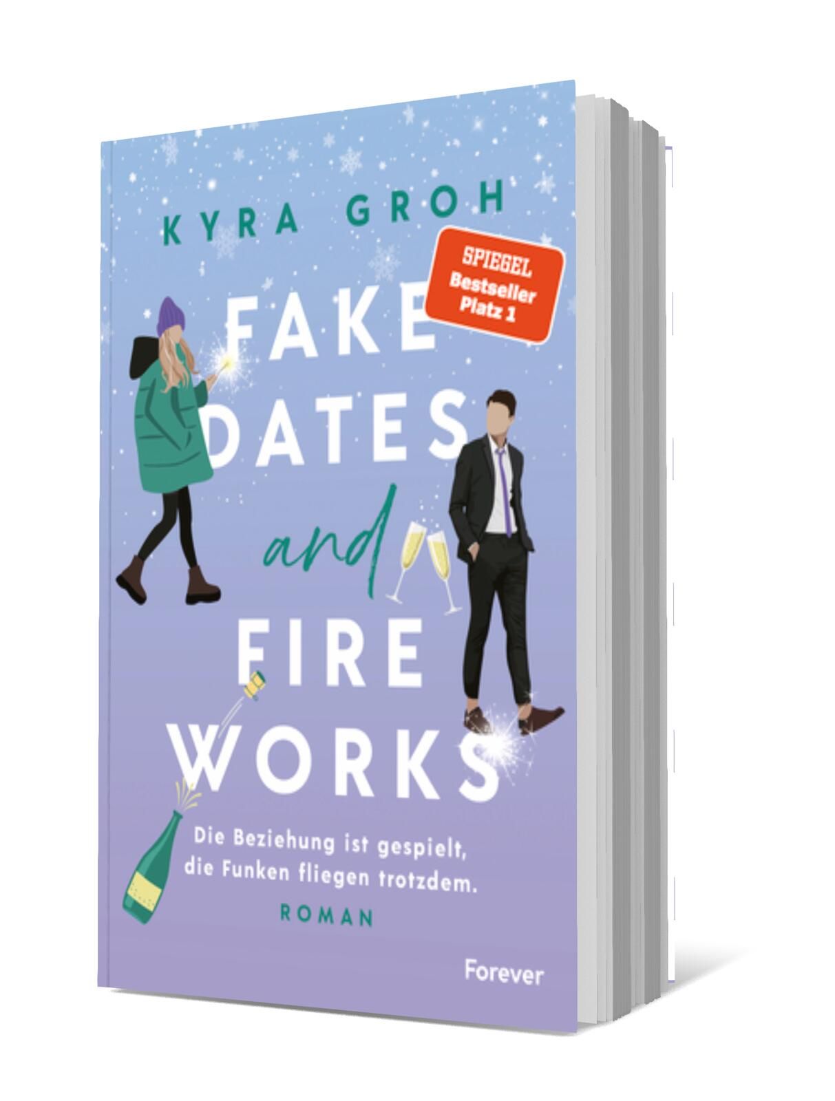 Cover von „Fake Dates and Fire Works“ von Kyra Groh: Eine Frau in Winterkleidung, die nachdenklich auf ein Glas sieht, steht links, während ein Mann in Anzug rechts lässig mit einem Glas anstößt, umgeben von funkelnden Schneeflocken.