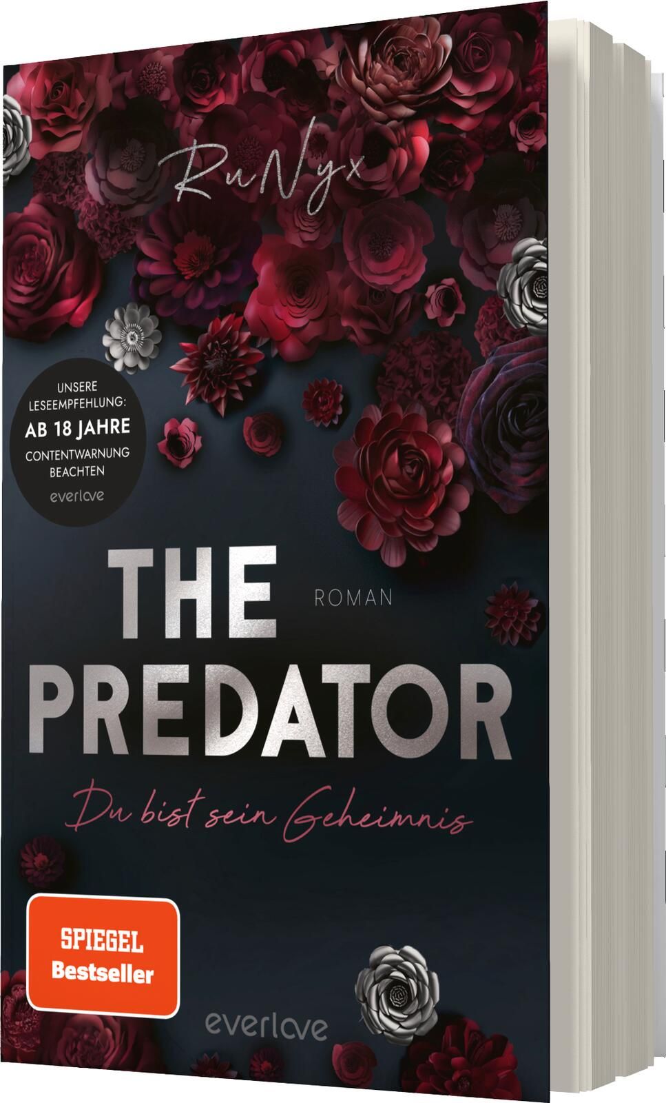 Das Buchcover zeigt einen dunklen, blauen Hintergrund, über den sich opulente, tiefrote und dunkellila Rosen erstrecken. Der Titel „THE PREDATOR“ ist in großen, silbernen Buchstaben platziert, darunter steht „Du bist sein Geheimnis“ in einer eleganten, we