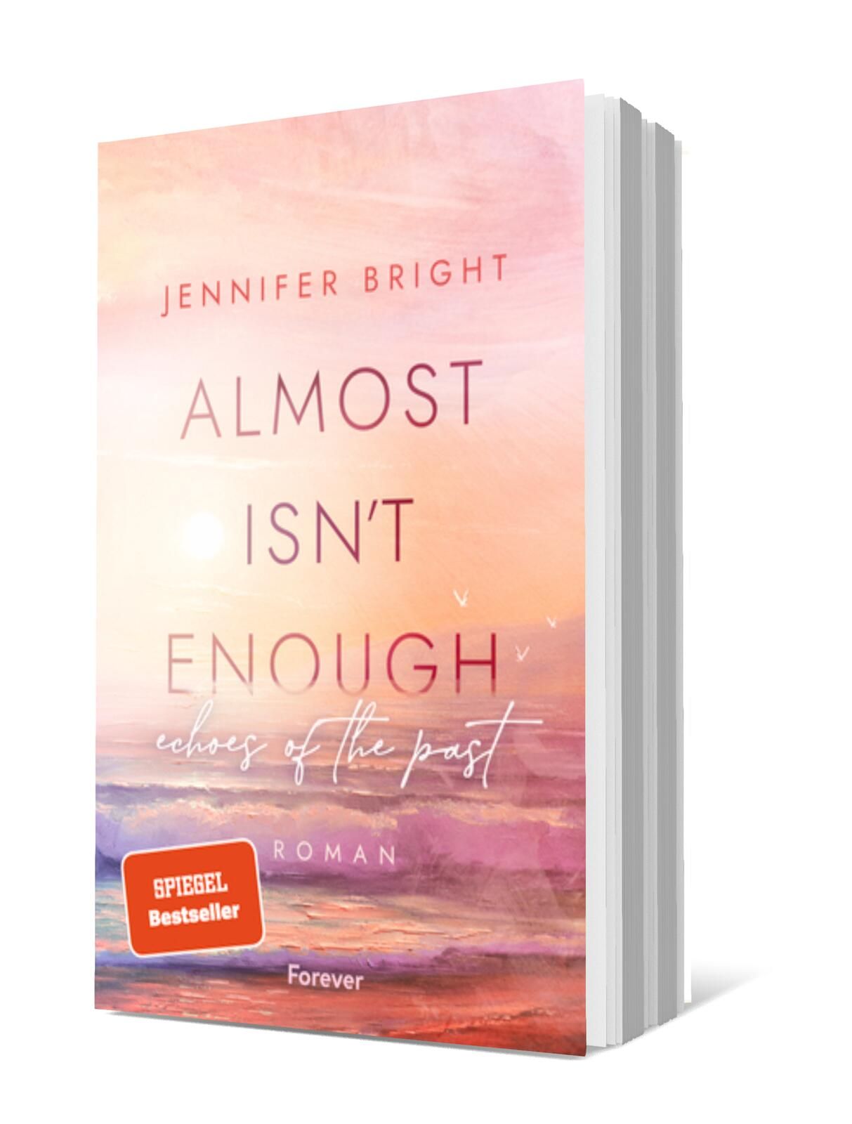 Cover von „Almost Isn’t Enough – Echoes of the Past“ von Jennifer Bright: das Cover zeigt einen sanften Sonnenuntergang über einem Ozean mit pastellfarbenen Himmelstönen und einem ruhigen, romantischen Eindruck.