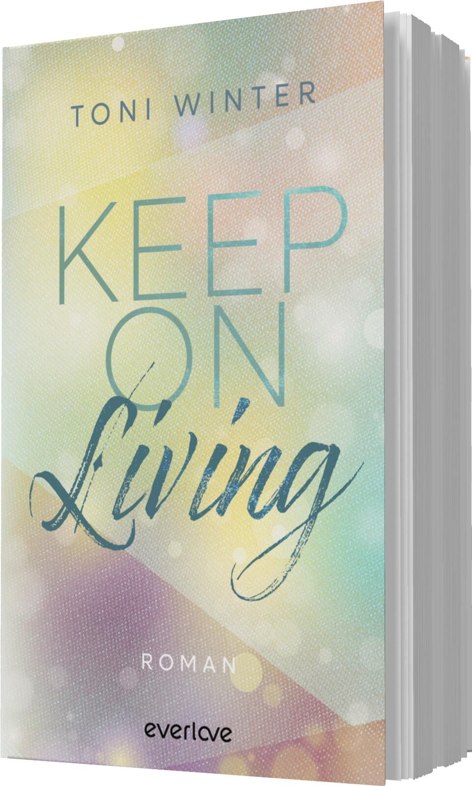 Das Buchcover zeigt einen sanften, farbverlaufartigen Hintergrund in Pastelltönen, durchzogen von zarten Bokeh-Effekten. Der Titel „KEEP ON LIVING“ ist in einer eleganten, geschwungenen Schriftart in Dunkelblau gestaltet, wobei das Wort „Living“ hervorheb