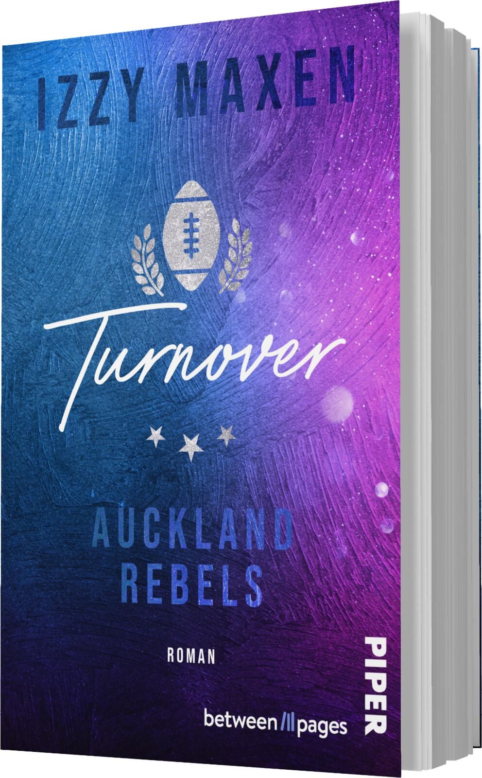 Das Buchcover zeigt einen sanften Farbverlauf von Blau zu Violett. In der oberen Hälfte steht der Name der Autorin Izzy Maxen in großen, klaren Buchstaben. Der Titel „Turnover“ ist in geschwungener, weißer Schrift prominent platziert. Unter dem Titel ist