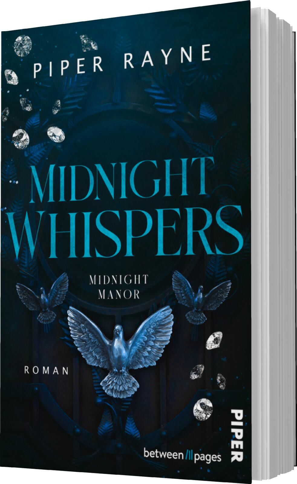 Das Buchcover zeigt einen dunklen Hintergrund mit leuchtenden blauen und silbernen Akzenten. Im Mittelpunkt steht der Titel „MIDNIGHT WHISPERS“, in großen, eleganten Buchstaben, ergänzt durch die Unterzeile „MIDNIGHT MANOR“ und das Wort „Roman“ in kleiner