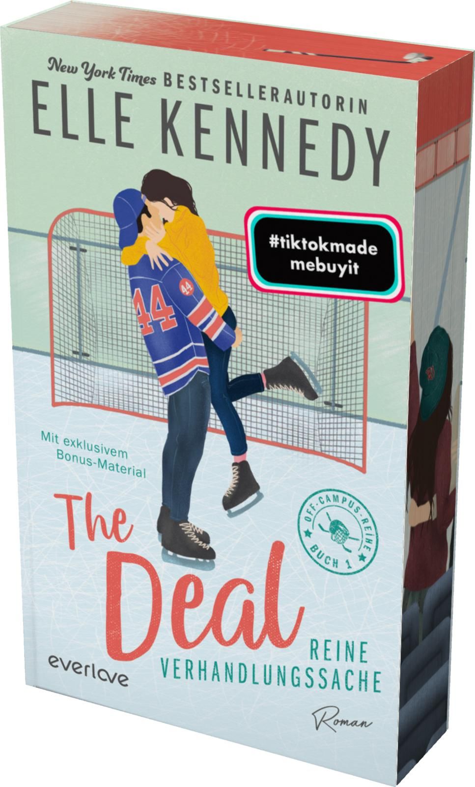 Das Buchcover zeigt ein Paar, das sich innig umarmt. Die Frau trägt ein gelbes Oberteil und hat lange, dunkelbraune Haare, während der Mann ein blaues Eishockey-Trikot mit der Nummer 44 trägt. Im Hintergrund ist ein vernetzter Eishockeytor sichtbar. Der T