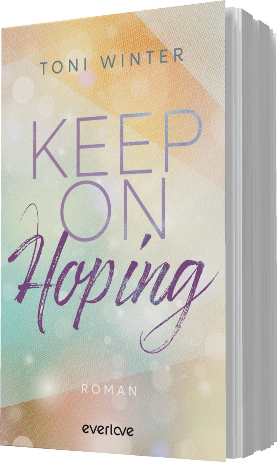 Das Buchcover zeigt einen sanften Farbverlauf in Pastelltönen, der von einem warmen Orange über zartes Lila bis zu einem hellen Creme reicht. Der Titel „KEEP ON HOPING“ ist prominent in einer Mischung aus schlichten und eleganten Schriftarten gestaltet, w
