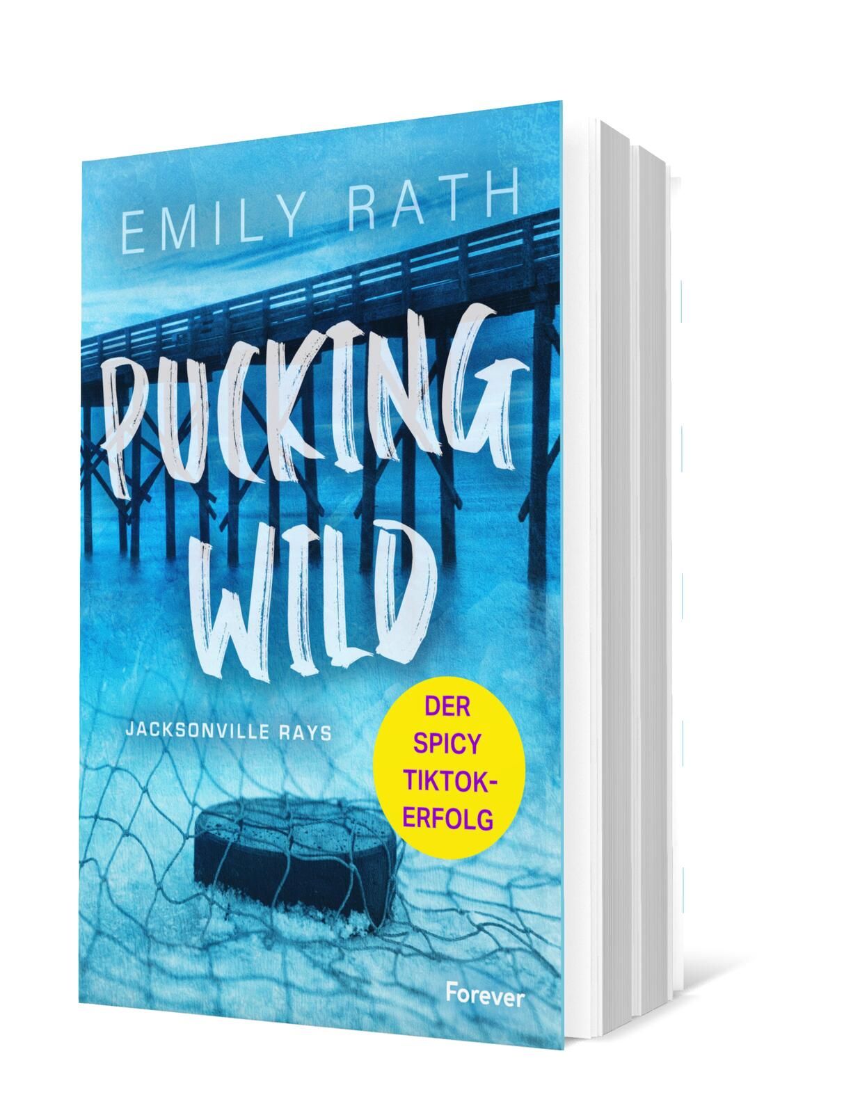 Cover von „Pucking Wild“ von Emily Rath: Auf dem Cover ist eine Holzbrücke über Wasser zu sehen, umgeben von blauen Farbtönen. Ein Netz ist im Vordergrund sichtbar, und ein gelbes Label weist auf den TikTok-Erfolg hin.