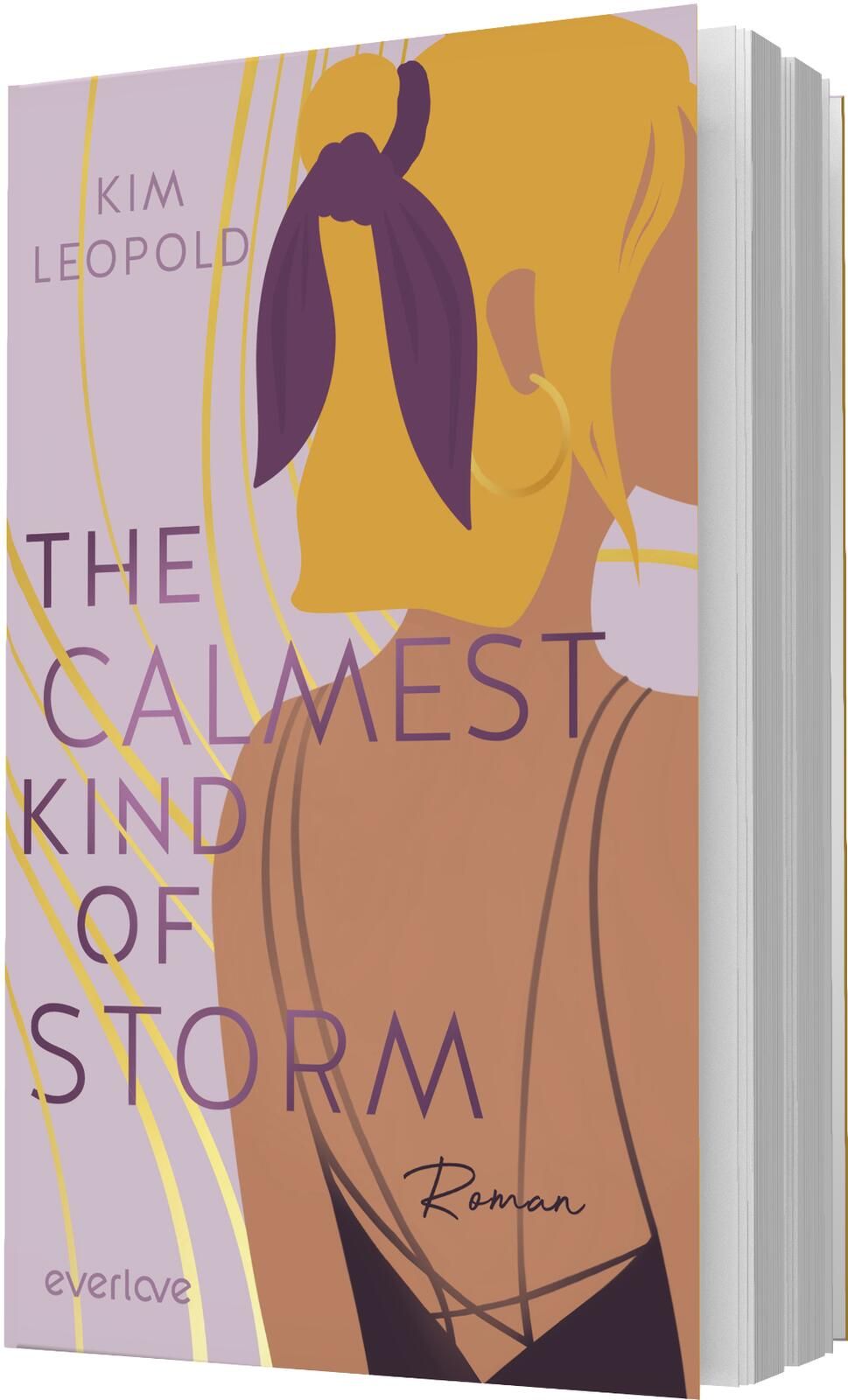 Das Buchcover zeigt eine stilisierte Rückansicht einer Frau in warmen Haut- und Senftönen, das blonde Haar hochgebunden und mit einem violetten Tuch akzentuiert, großer goldener Creolenohrring und schwarzes Rückenkleid mit gekreuzten Trägern. Der Hintergr