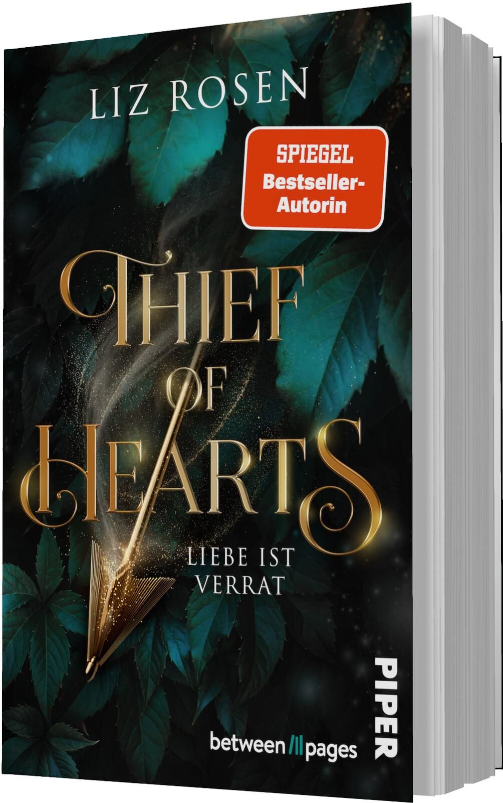 Das Buchcover zeigt einen dunklen, mystischen Hintergrund mit grünen Blättern und goldenen Akzenten. In der Mitte des Covers steht der Titel „THIEF OF HEARTS“ in eleganter, geschwungener Schrift, umgeben von einem Pfeil, der von Glitzern umgeben ist. Unte