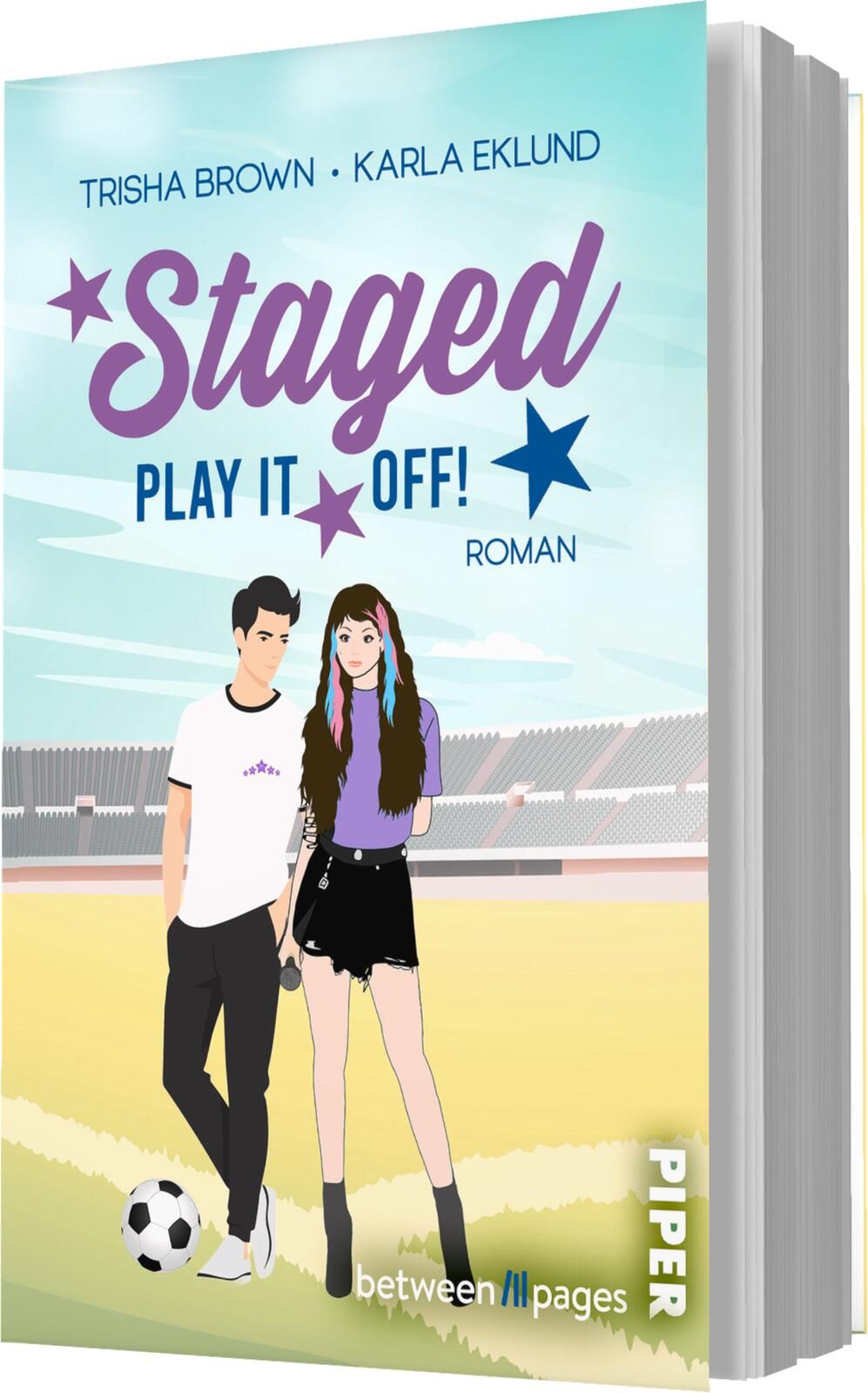 Das Buchcover zeigt eine junge Frau und einen jungen Mann vorn auf einem Stadionrasen, neben ihm ein Fußball; im Hintergrund sind Tribünen und ein heller türkis-weiß verlaufender Himmel. Der Titel „Staged“ steht groß in geschwungener purpurner Schrift, da