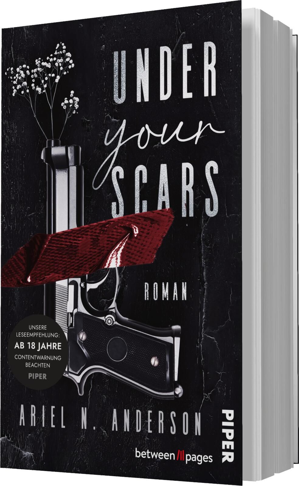 Das Buchcover zeigt eine originelle Komposition aus einem Pistolengriff, der mit weißen Blumen dekoriert ist, und einem roten Band, das sich über die schwarze Fläche zieht. Der Titel „UNDER your SCARS“ ist in eleganten, weißen Buchstaben oberhalb des Bild