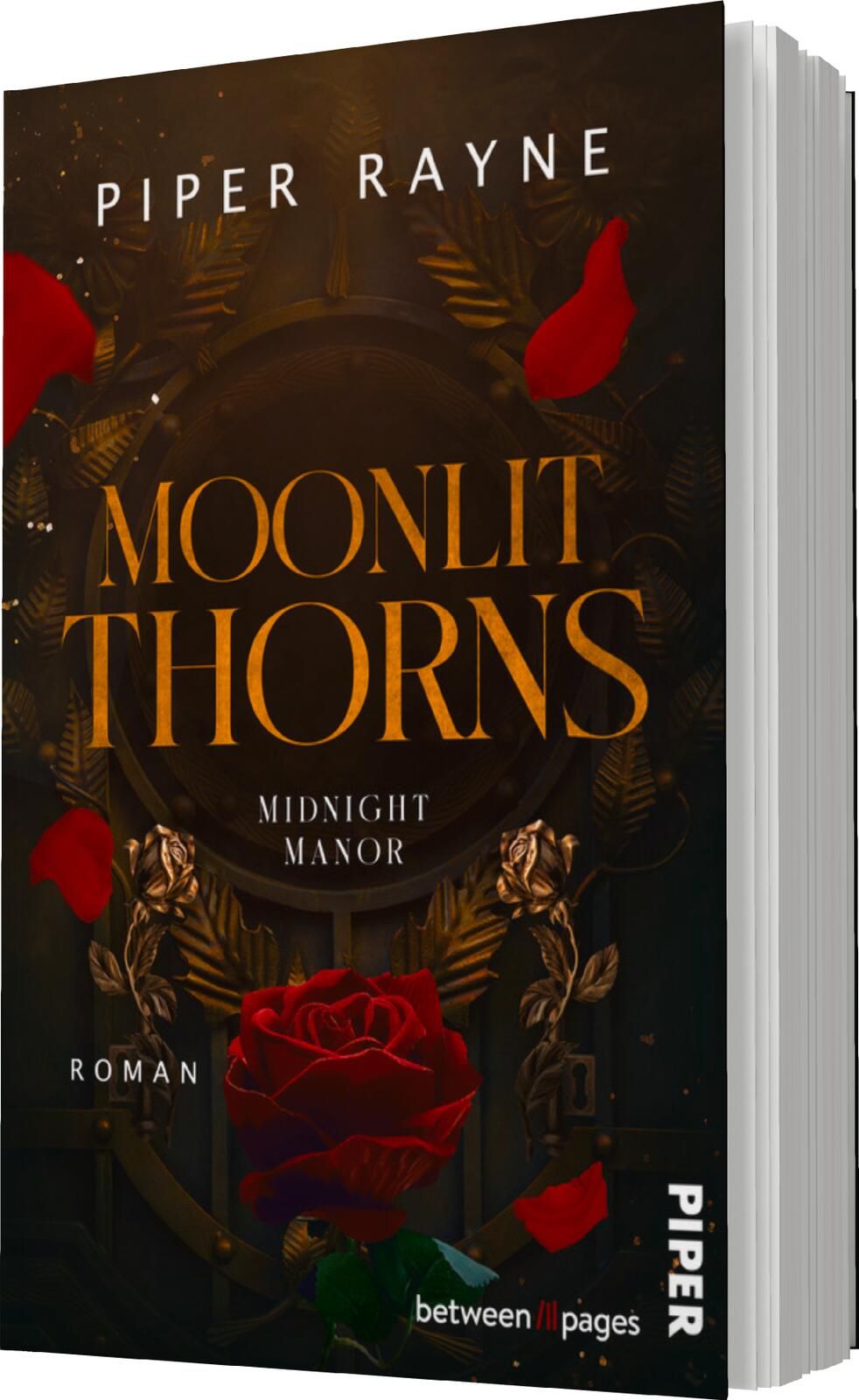 Das Buchcover zeigt einen dunklen Hintergrund mit goldenen und roten Akzenten. Im oberen Bereich steht der Titel „MOONLIT THORNS“ in großen, eleganten Buchstaben. Darunter befindet sich der Untertitel „MIDNIGHT MANOR“ in kleinerer Schriftgröße. Rote Rosen