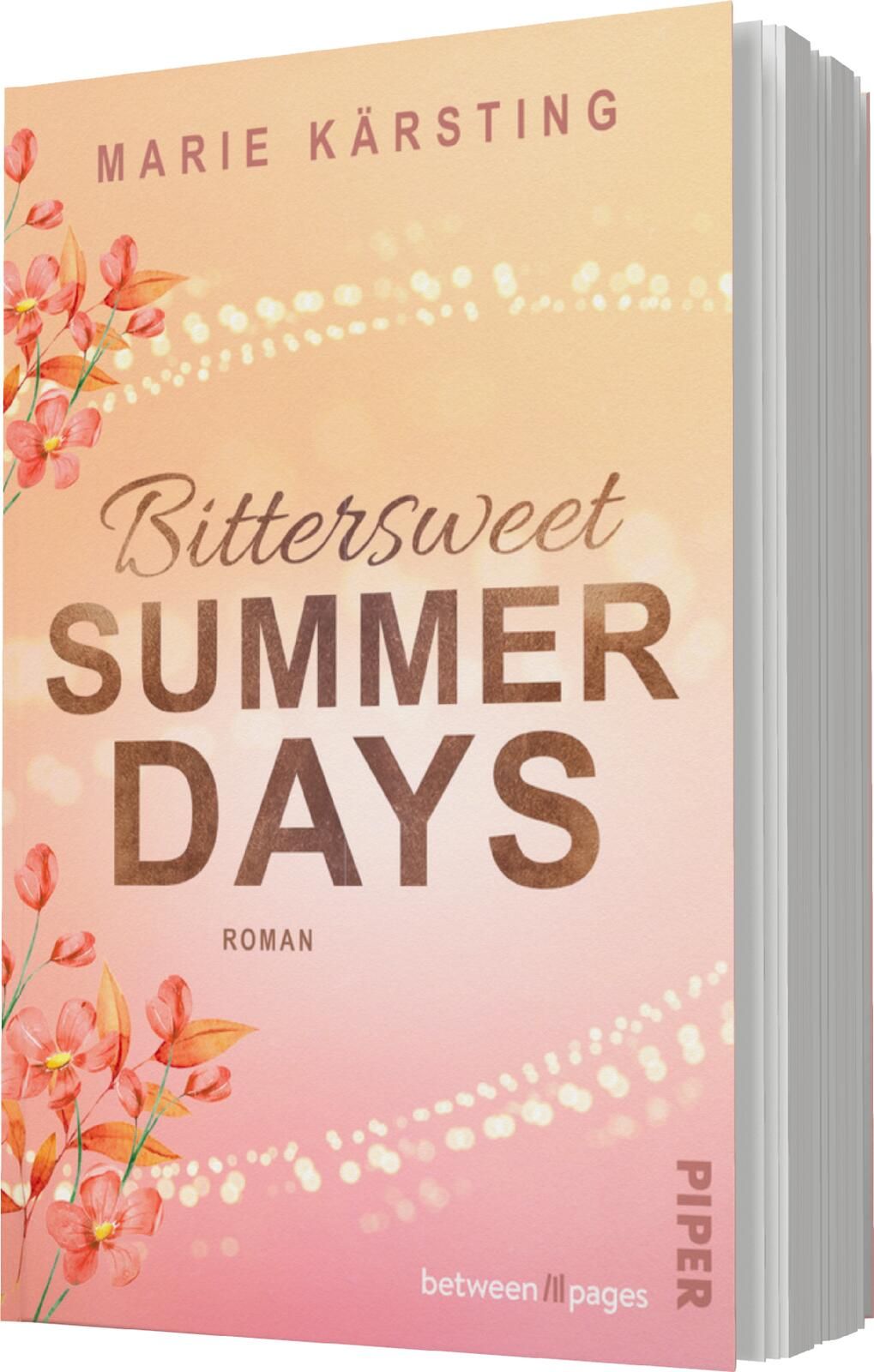 Das Buchcover zeigt einen sanften Farbverlauf von Rosa zu Hellorange, der eine warme Atmosphäre vermittelt. Oberhalb des Covers steht in eleganter Schrift „Marie Kärsting“. Der Titel „Bittersweet SUMMER DAYS“ ist in großer, fetter Typografie in einem schi
