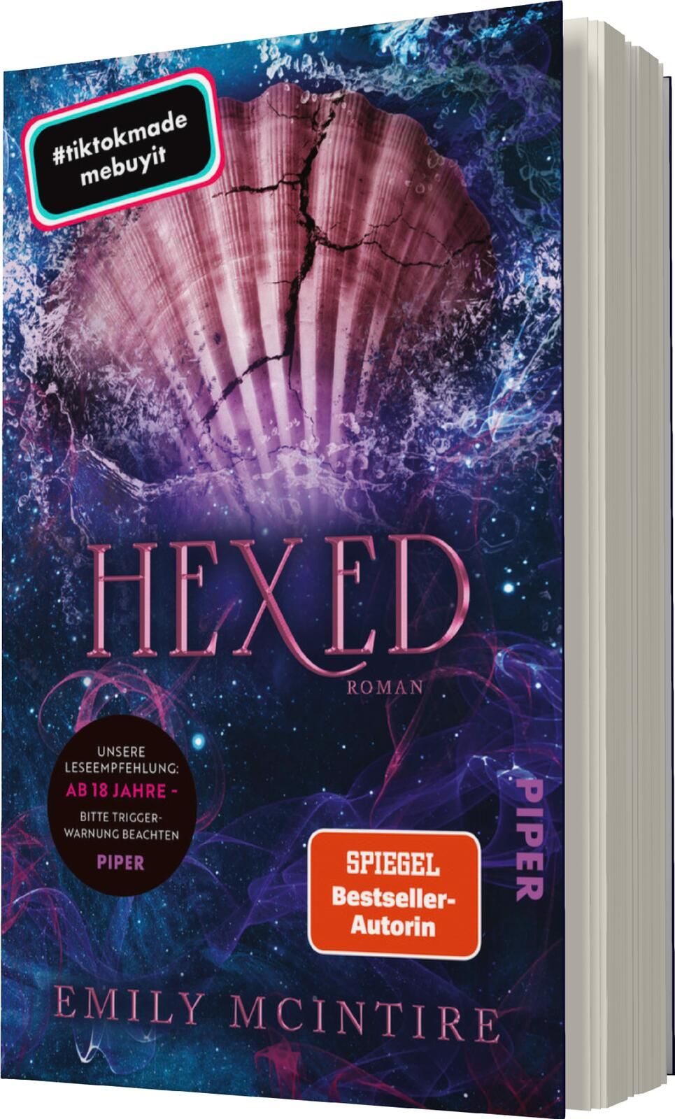 Das Buchcover zeigt eine stilisierte Muschel in der Mitte, die in sanften Rosa- und Violetttönen gehalten ist und Risse aufweist. Der Hintergrund ist in tiefen Blau- und Violetttönen gestaltet, die an eine mystische Unterwasserwelt erinnern. Der Titel „HE