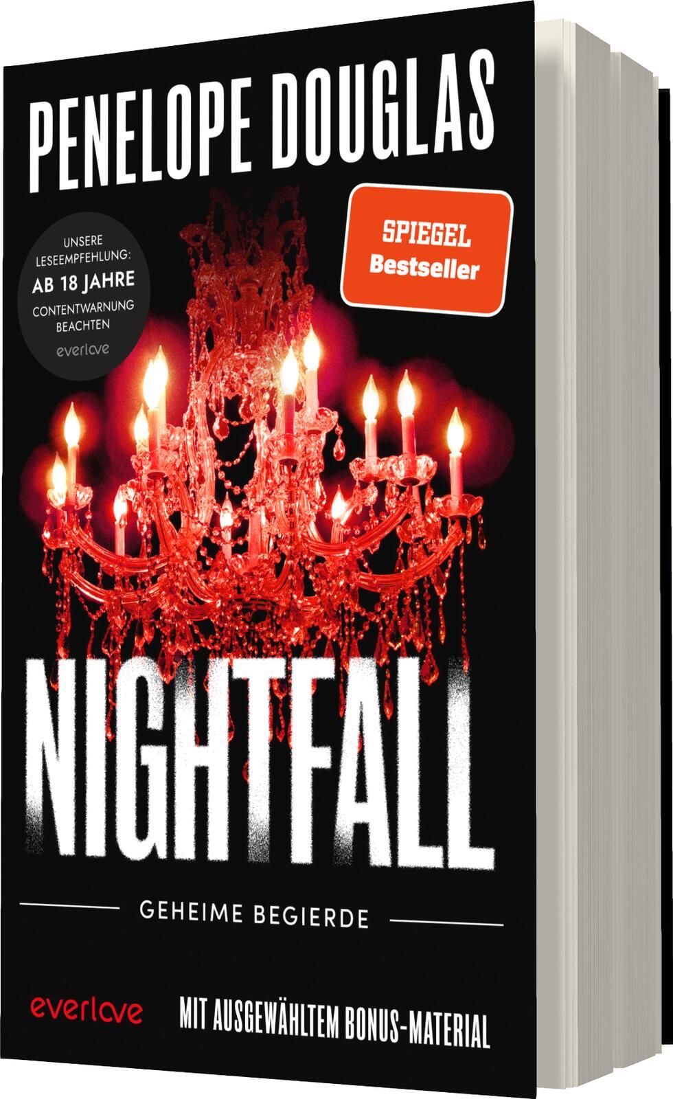 Das Buchcover zeigt einen opulenten roten Kronleuchter, der im Zentrum der Komposition platziert ist und eine geheimnisvolle Atmosphäre vermittelt. Der Hintergrund ist schwarz, was den Kontrast verstärkt. Der Titel „NIGHTFALL“ steht in großen, weißen Buch