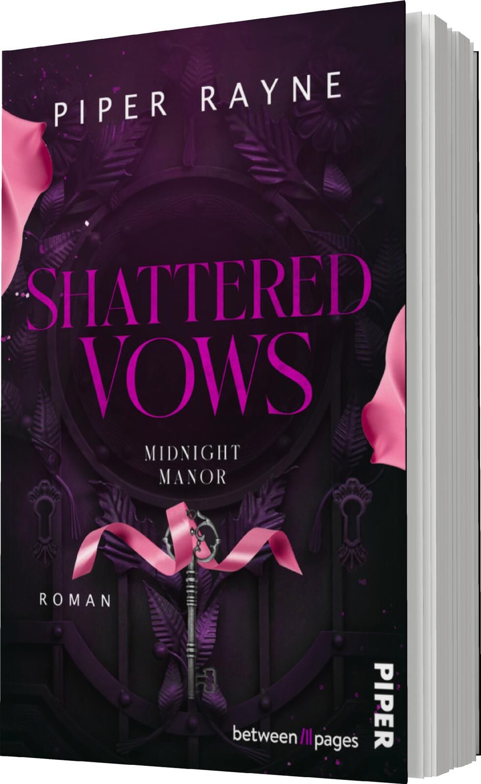 Das Buchcover zeigt einen dunklen Hintergrund mit einem mysteriösen, schwungvollen Design. Im Mittelpunkt steht der Titel „SHATTERED VOWS“ in großen, auffälligen Buchstaben, die in einem leuchtenden Pink gehalten sind. Darunter befindet sich der Untertite