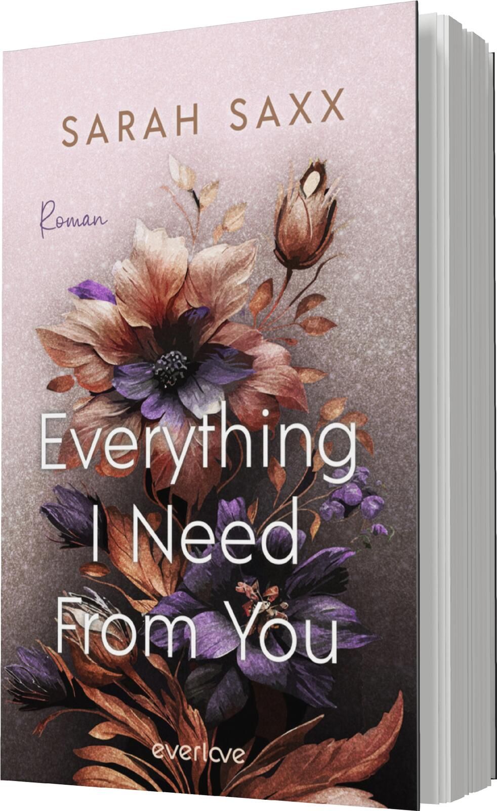 Das Buchcover zeigt eine ansprechende florale Illustration in sanften Farben. Im Vordergrund befinden sich zarte Blüten in Rosa- und Lilatönen, umgeben von feinen grünen Blättern. Der Titel „Everything I Need From You“ ist prominent in weißer Schrift plat