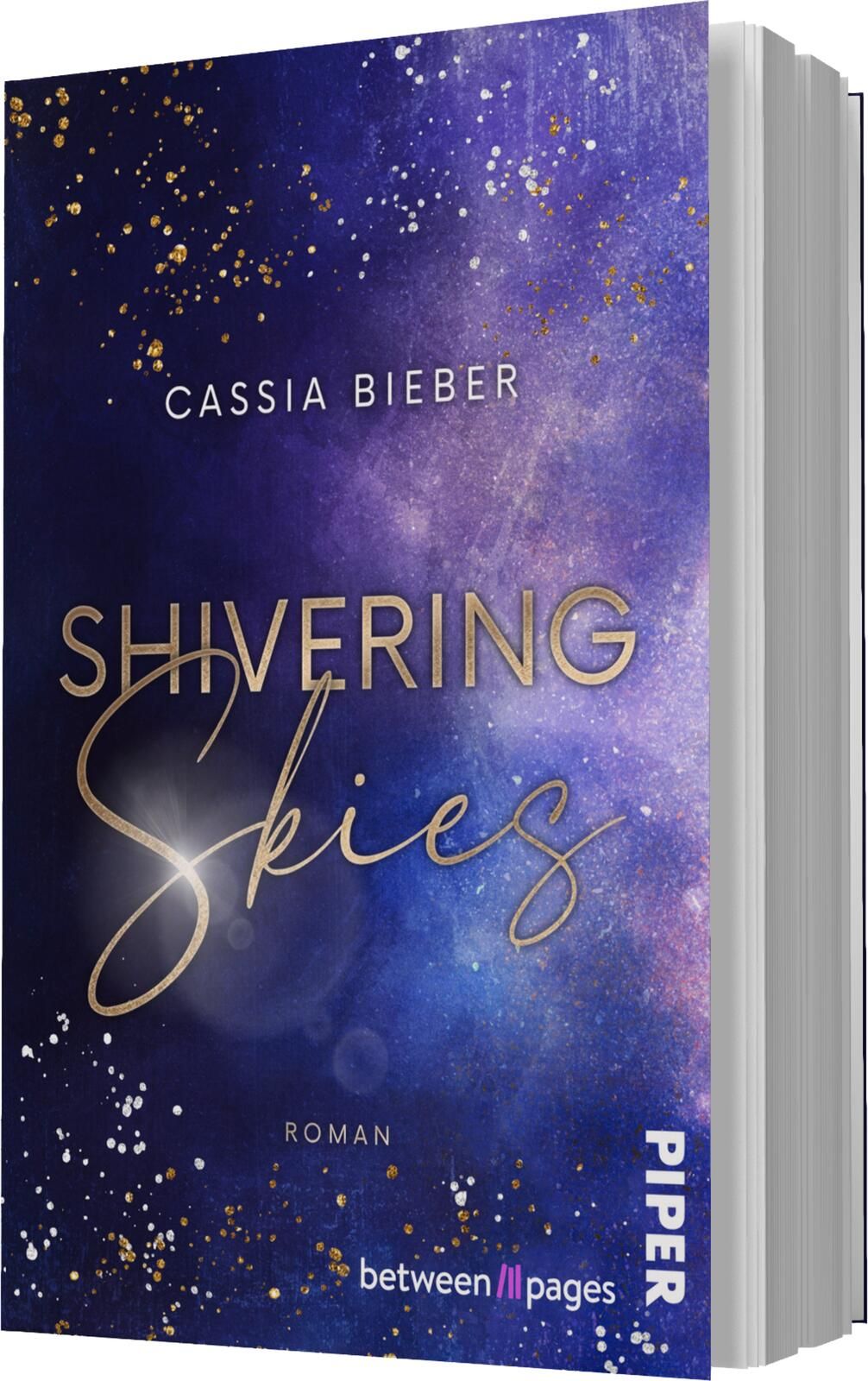 Das Buchcover zeigt einen tiefblauen Hintergrund, der einen nächtlichen Himmel darstellt, durchzogen von glitzernden goldenen Sprenkeln. In der oberen Hälfte steht der Name der Autorin „CASSIA BIEBER“ in eleganter, klarer Schrift. Der Titel „SHIVERING Ski