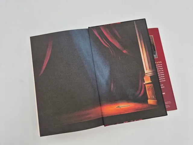 Außenansicht des Buches „A Stage set for Villains (Deluxe-Ausgabe)“
