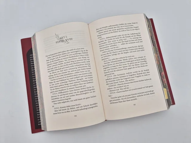 Außenansicht des Buches „A Stage set for Villains (Deluxe-Ausgabe)“