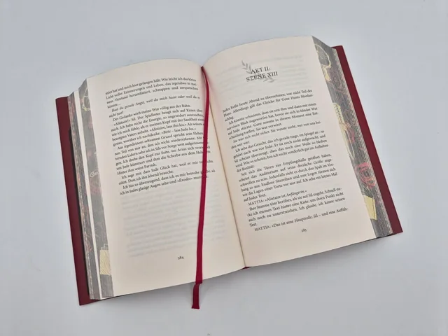 Außenansicht des Buches „A Stage set for Villains (Deluxe-Ausgabe)“