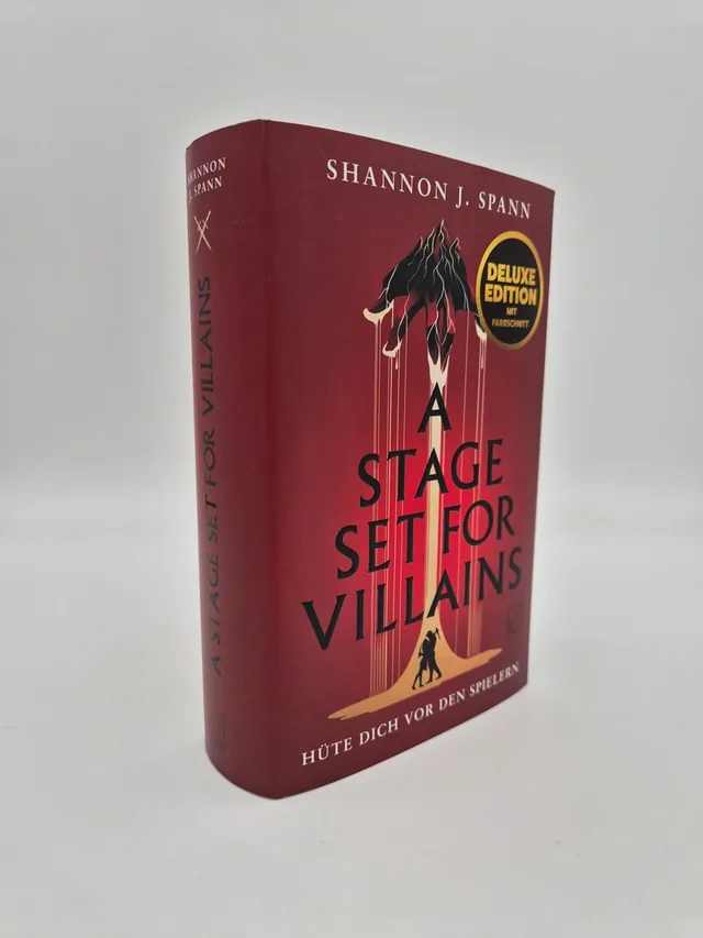 Außenansicht des Buches „A Stage set for Villains (Deluxe-Ausgabe)“