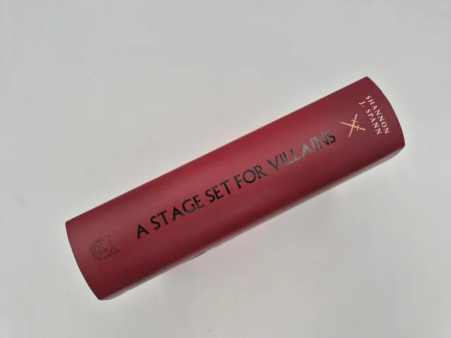 Außenansicht des Buches „A Stage set for Villains (Deluxe-Ausgabe)“