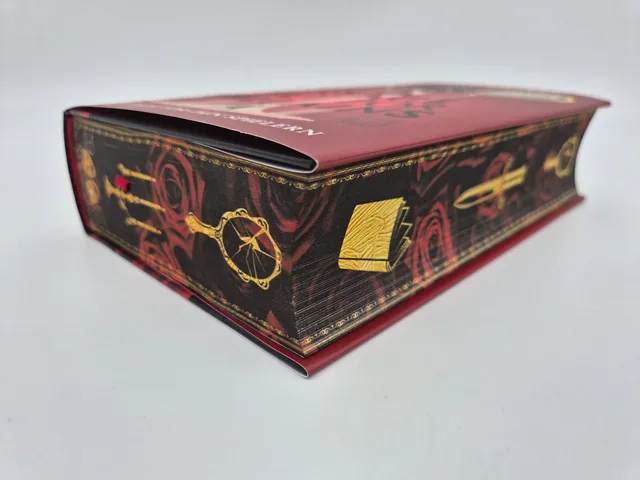 Außenansicht des Buches „A Stage set for Villains (Deluxe-Ausgabe)“