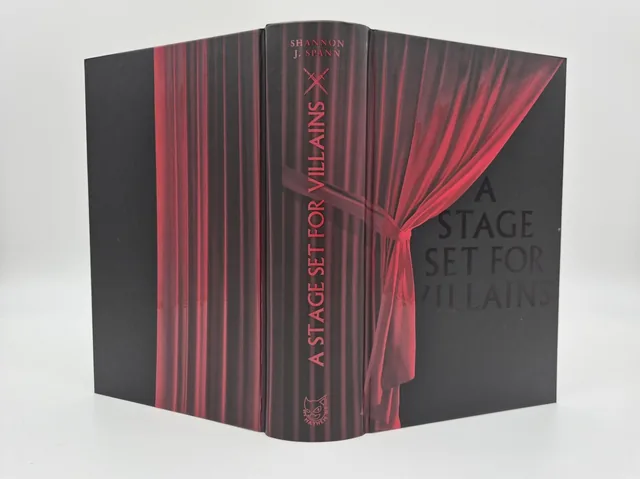 Außenansicht des Buches „A Stage set for Villains (Deluxe-Ausgabe)“