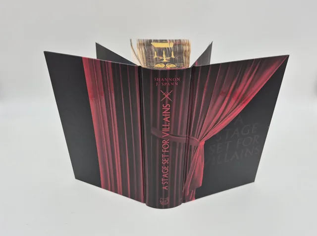 Außenansicht des Buches „A Stage set for Villains (Deluxe-Ausgabe)“
