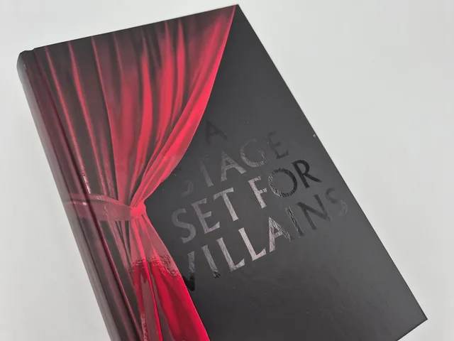 Außenansicht des Buches „A Stage set for Villains (Deluxe-Ausgabe)“