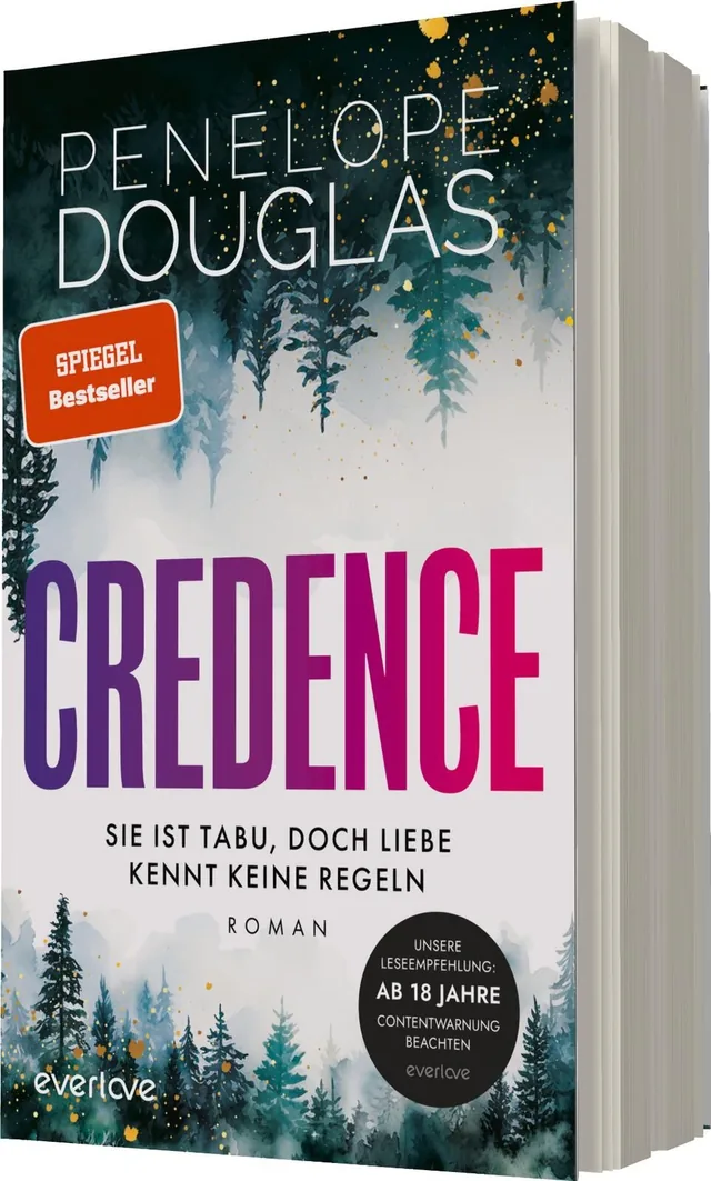 Das Buchcover zeigt einen stimmungsvollen Wald mit dunklen, grünen Tönen und vereisten Tannenbäumen. Im Vordergrund steht der Titel „CREDENCE“ in großen, pinken Buchstaben, die auffällig und modern wirken. Oben links befindet sich der Name der Autorin Pen
