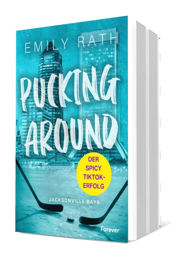 Cover von „Pucking Around“ von Emily Rath: Das Cover zeigt eine moderne Stadtlandschaft in kühlen Blau- und Grautönen, mit Gebäuden und einem Eishockeyfeld im Vordergrund.