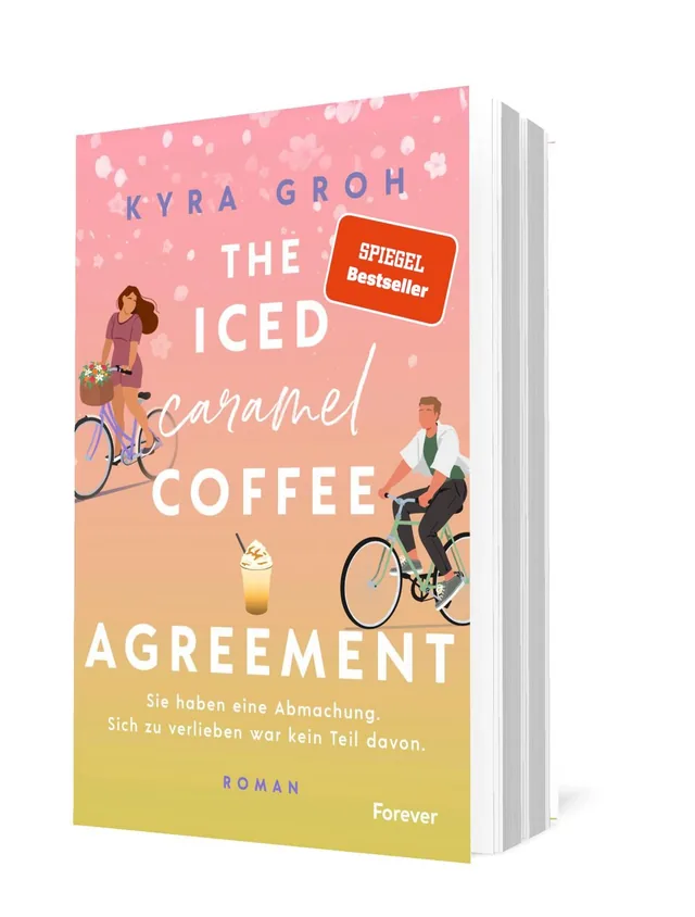 Cover von „The Iced Caramel Coffee Agreement“ von Kyra Groh: Das Cover zeigt zwei Personen, eine Frau in rosa Kleid und einen Mann auf einem Fahrrad, vor einem pastellfarbigen Hintergrund mit Eisbechern.