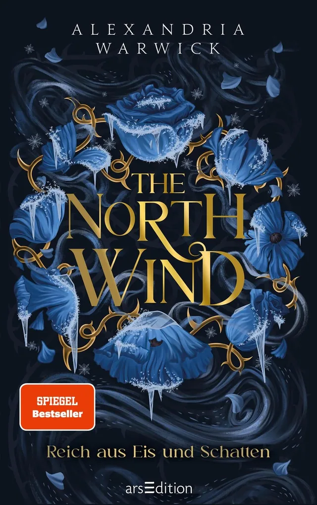 Das Buchcover zeigt eine mystische, dunkelblaue Hintergrundgestaltung, die mit kunstvoll gezeichneten, eisblauen Rosen und verwobenen, grafischen Elementen verziert ist. In der Mitte prangt der Titel „THE NORTH WIND“ in eleganter, goldener Schrift, währen