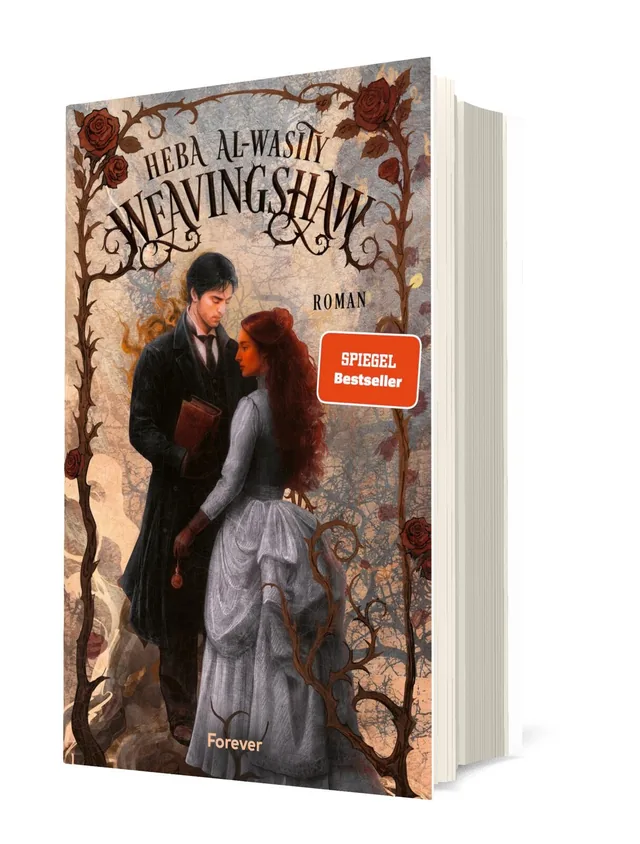 Cover von „Weavingshaw“ von Heba Al-Wasity: Ein romantisches Paar steht umgeben von floralen Mustern und warmen Erdtönen, der Mann trägt einen schwarzen Anzug, die Frau ein weißes Kleid.